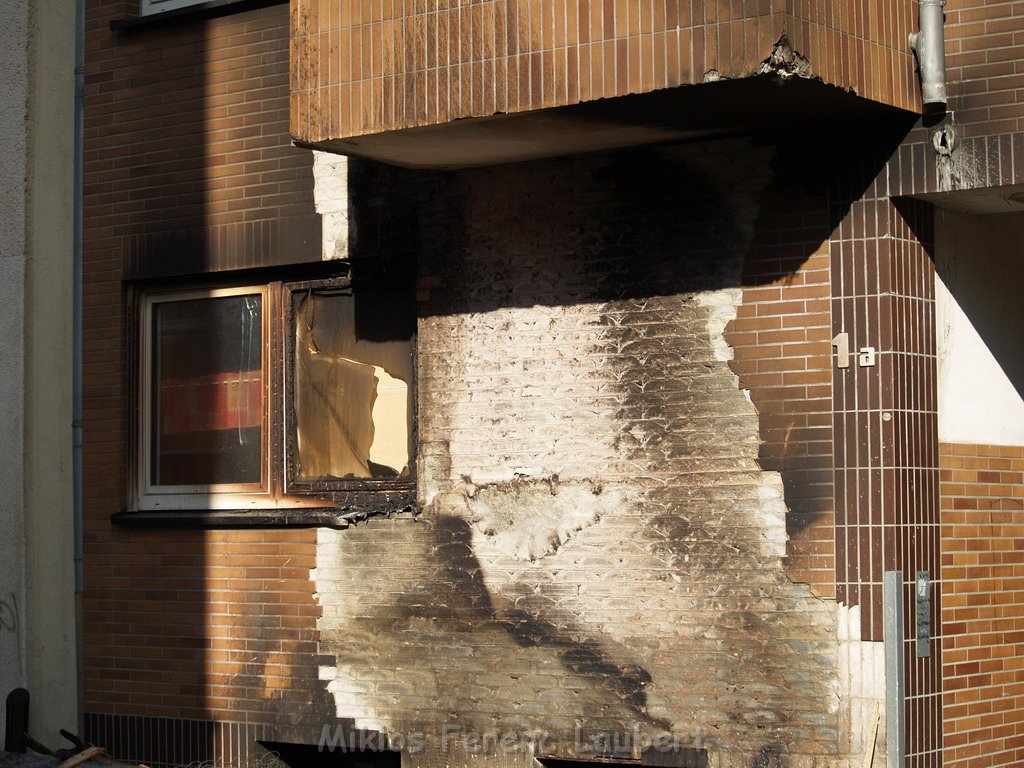 Sperrmuell Brand mit Uebergriff der Flammen auf Wohnhaus 16.JPG